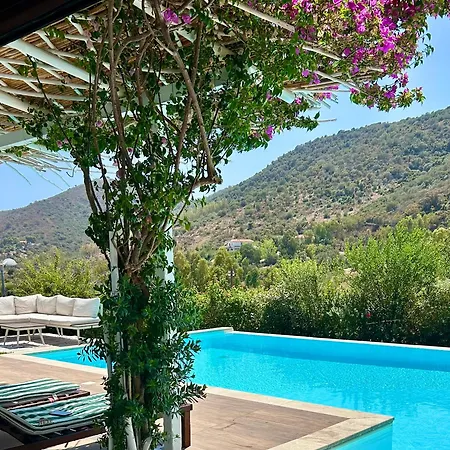 Con Piscina E Vista Mare *