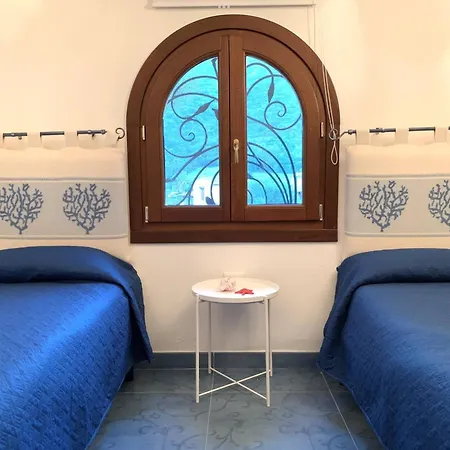 Con Piscina E Vista Mare *